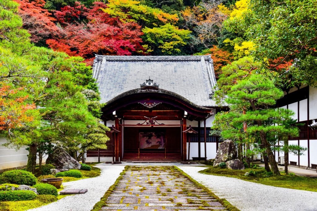 Tempel tussen de herfstkleuren in Japan