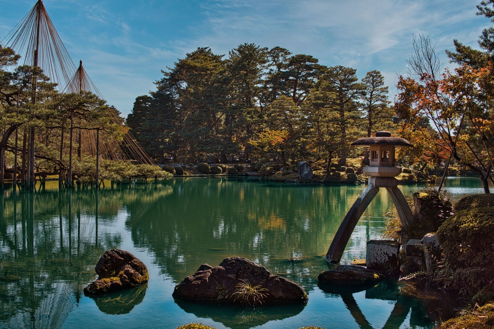 Vijver met stenen lantaarn in Kenrokuen, Kanazawa