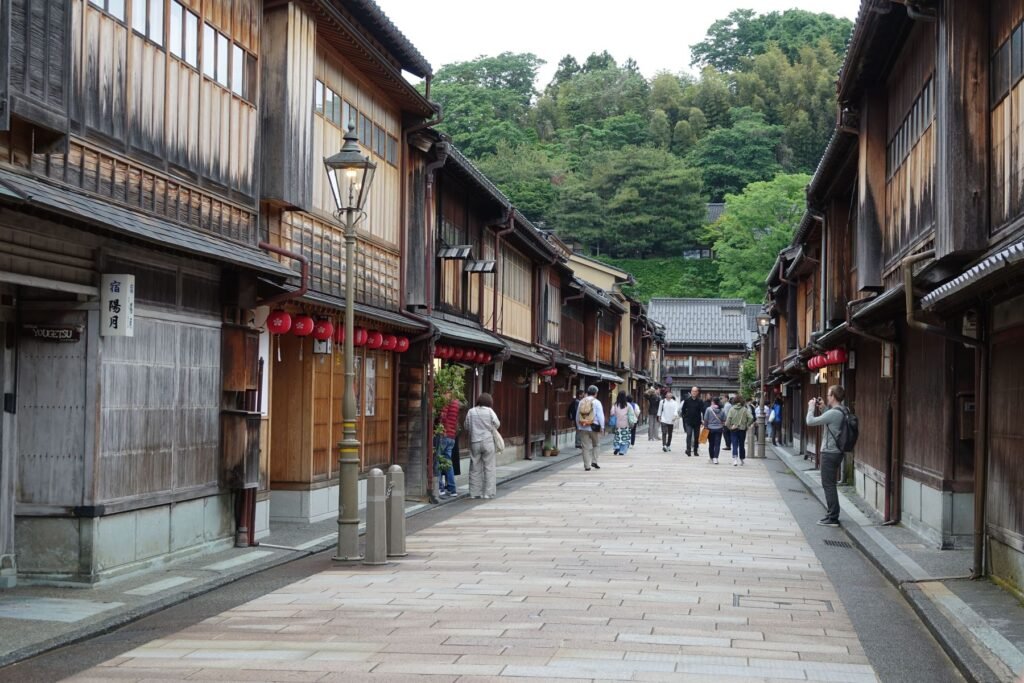 Straat in de theehuiswijk van Kanazawa