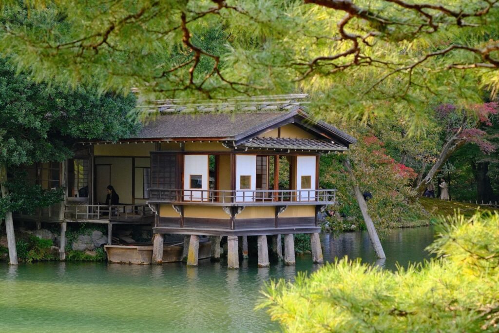 Theehuis aan een vijver in Kenrokuen