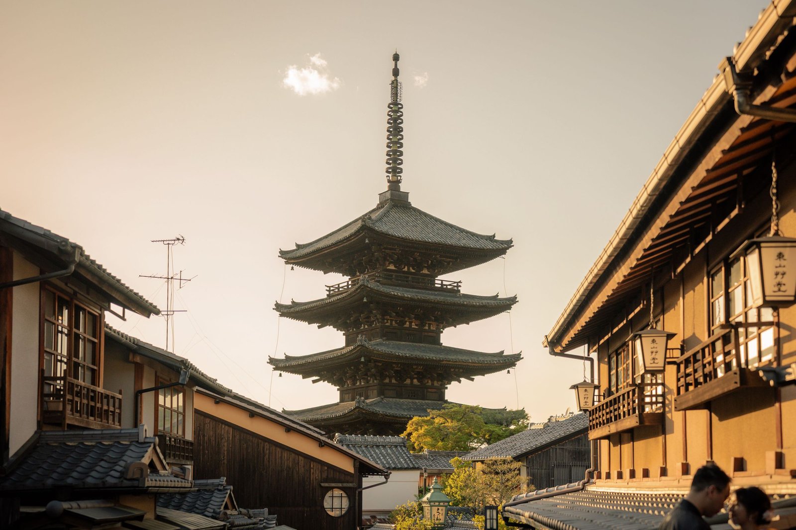 De Yasaka-pagode boven een straat in Higashiyama