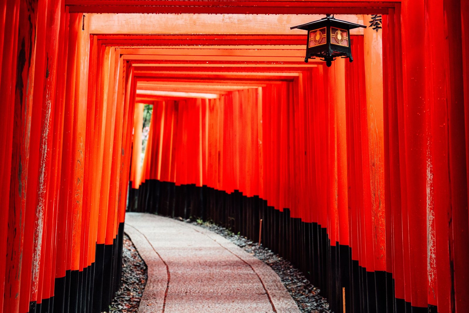 Rode torii-poorten bij Fushimi Inari in Kyoto