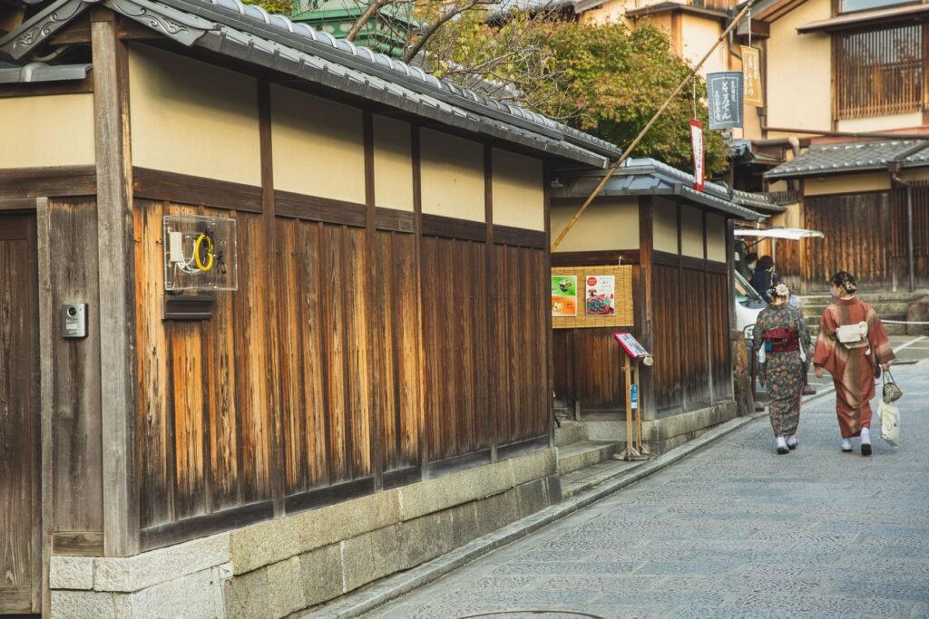 Straat met houten huizen in Kyoto