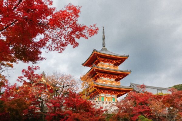 Kiyomizu-dera in Kyoto tussen de herfstkleuren