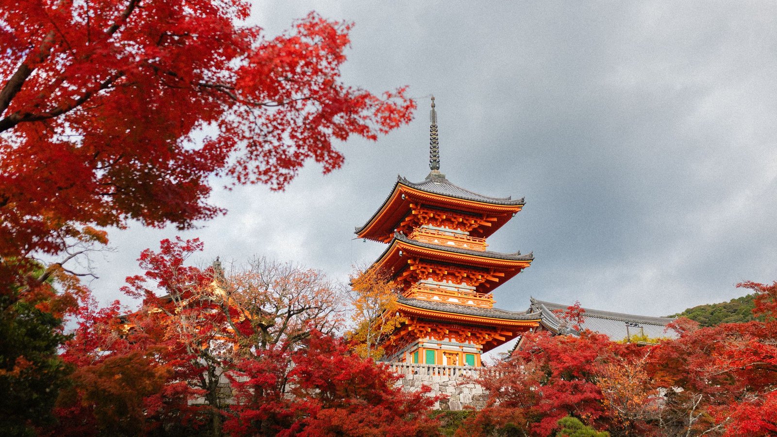 Kiyomizu-dera in Kyoto tussen de herfstkleuren