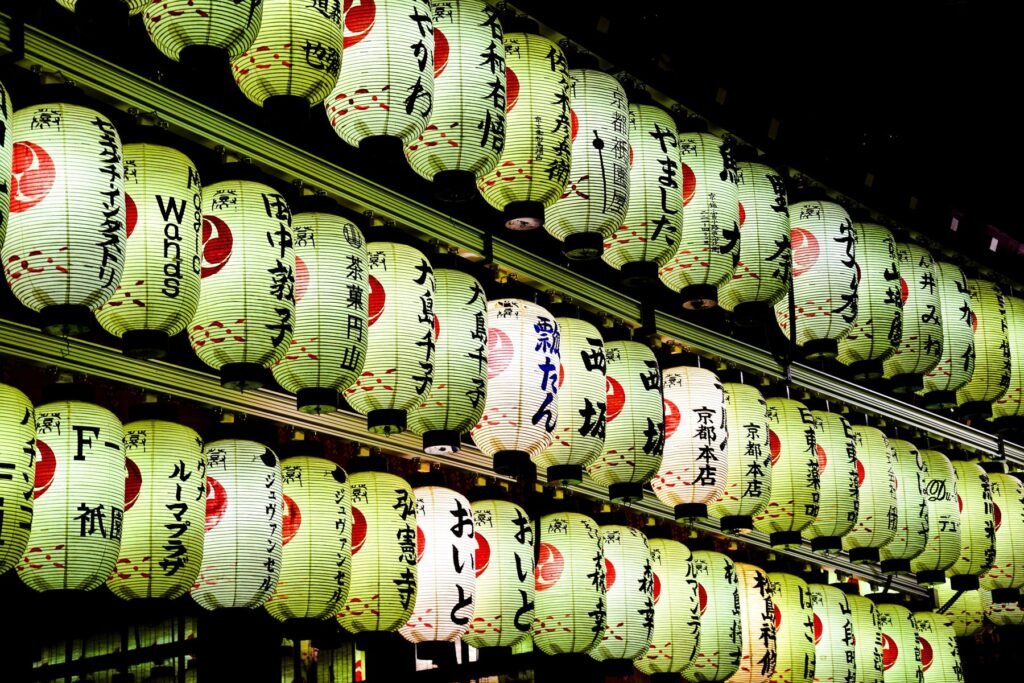 Verlichte lantaarns bij de Yasaka-schrijn in Kyoto