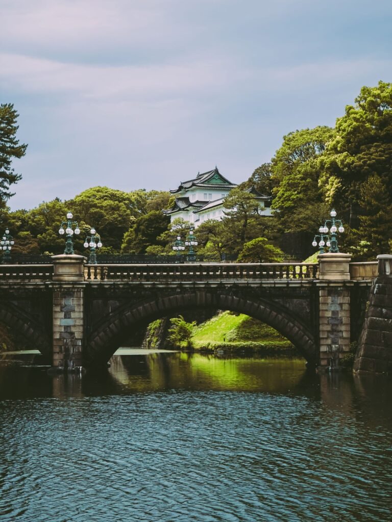 Brug en slotgracht bij het Keizerlijk Paleis in Tokio