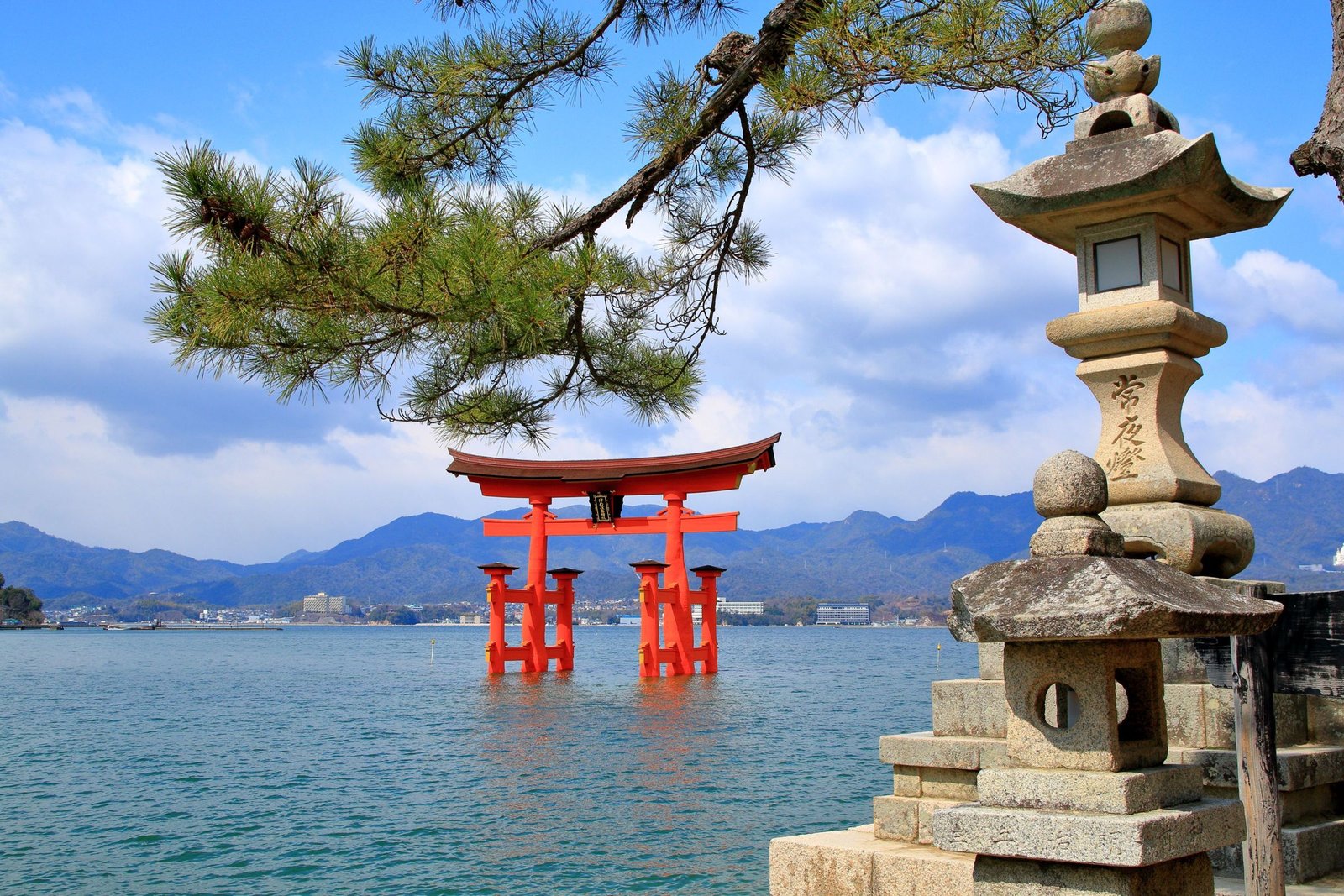 Stenen lantaarn en de torii van Miyajima