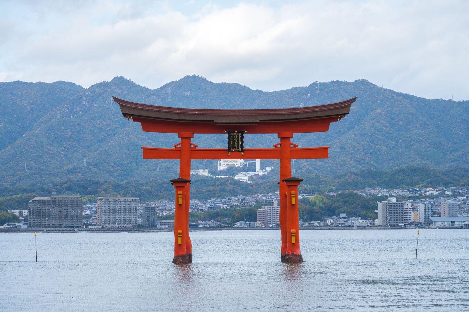 De drijvende torii van Itsukushima voor de bergen van Miyajima