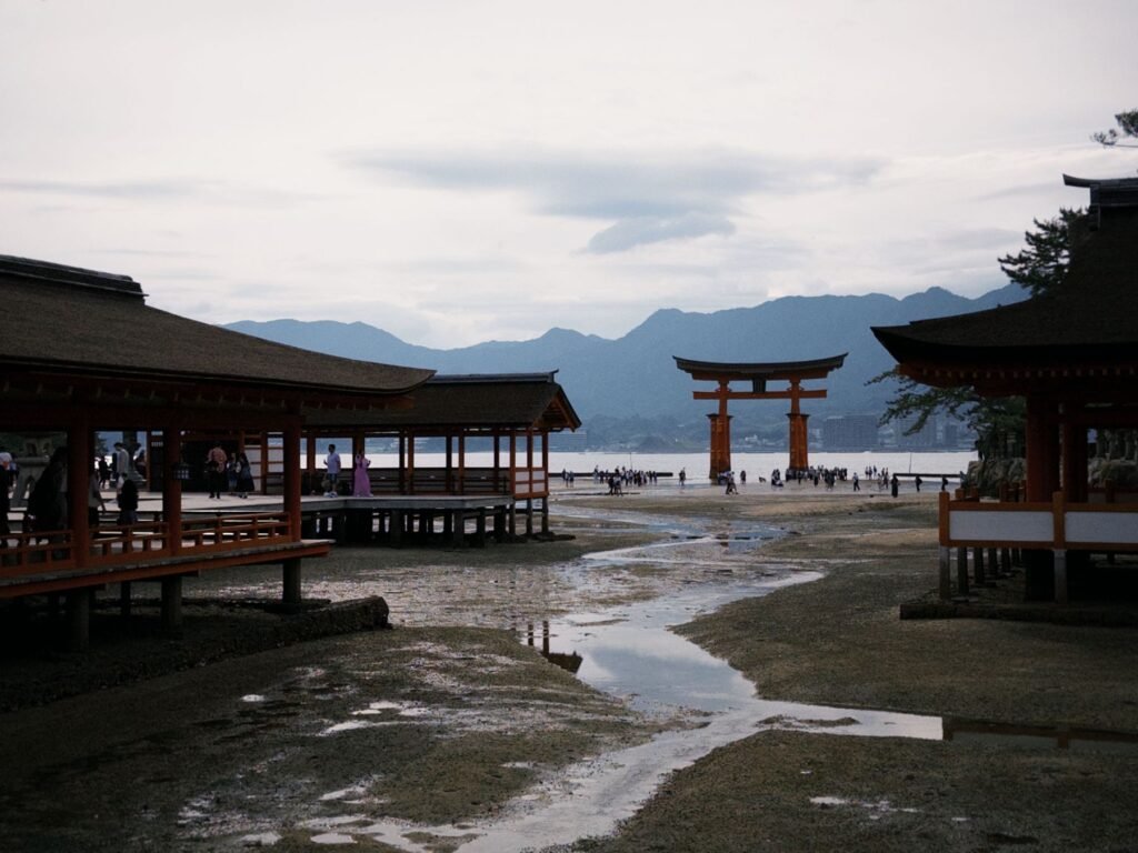 Itsukushima-schrijn bij eb