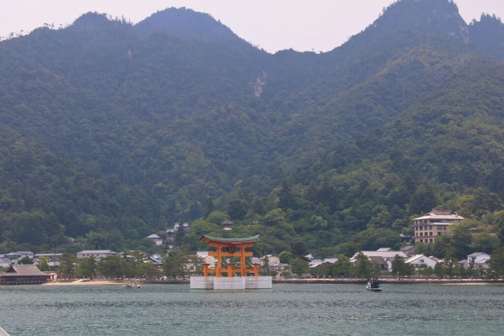 De berg Misen boven de torii en de kust van Miyajima