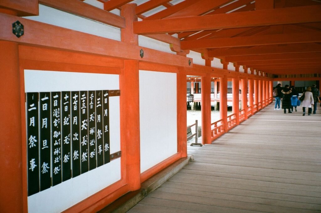 Oranje gang van de Itsukushima-schrijn