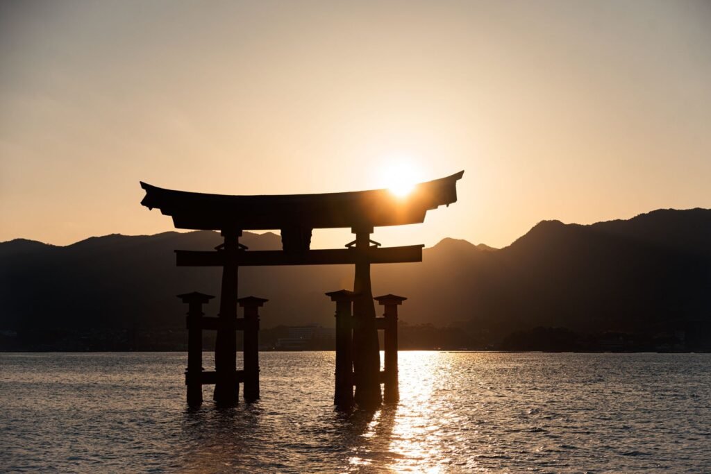De torii van Miyajima bij zonsondergang