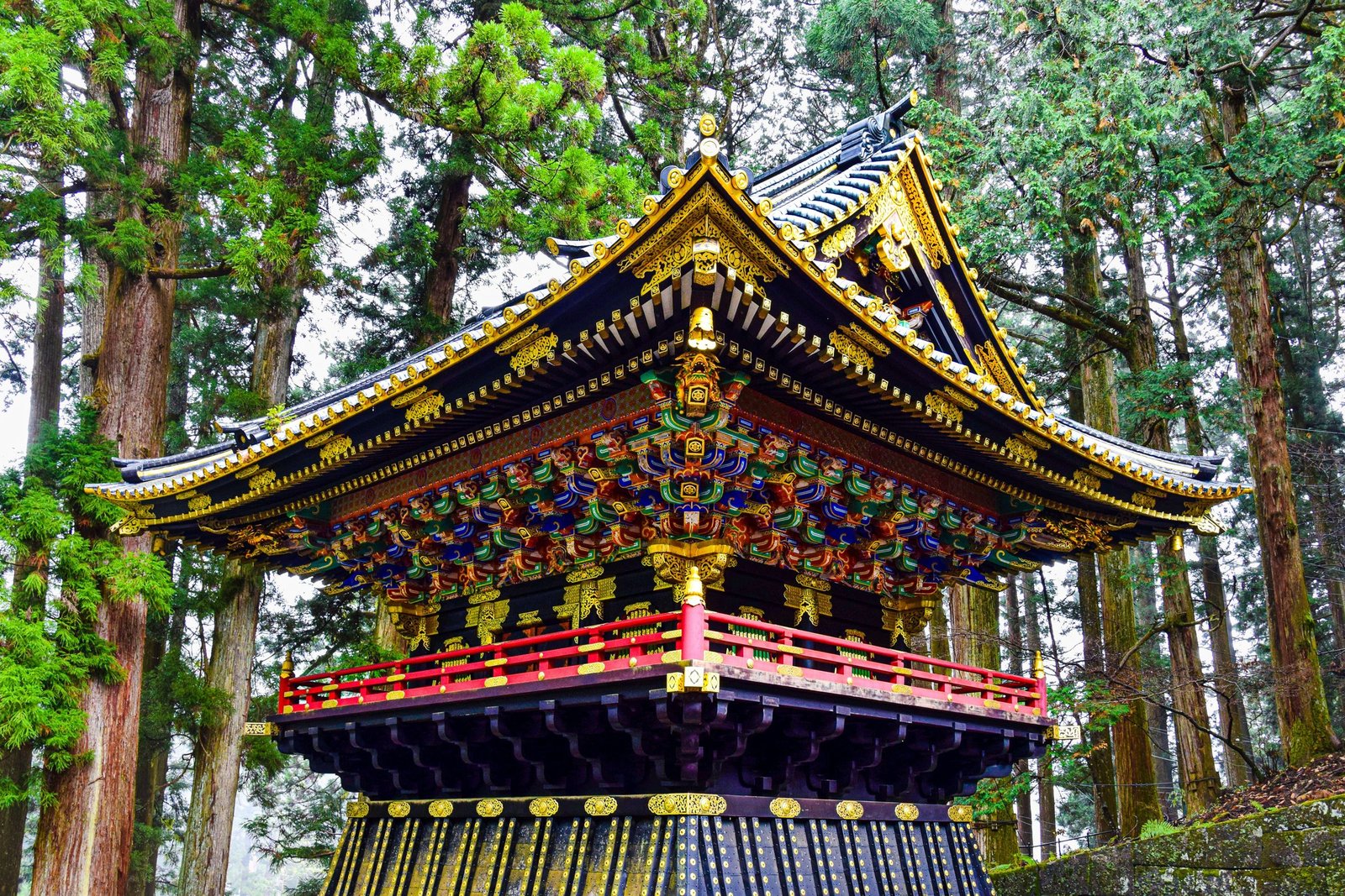 Versierd gebouw van Toshogu in Nikko tussen de cederbomen