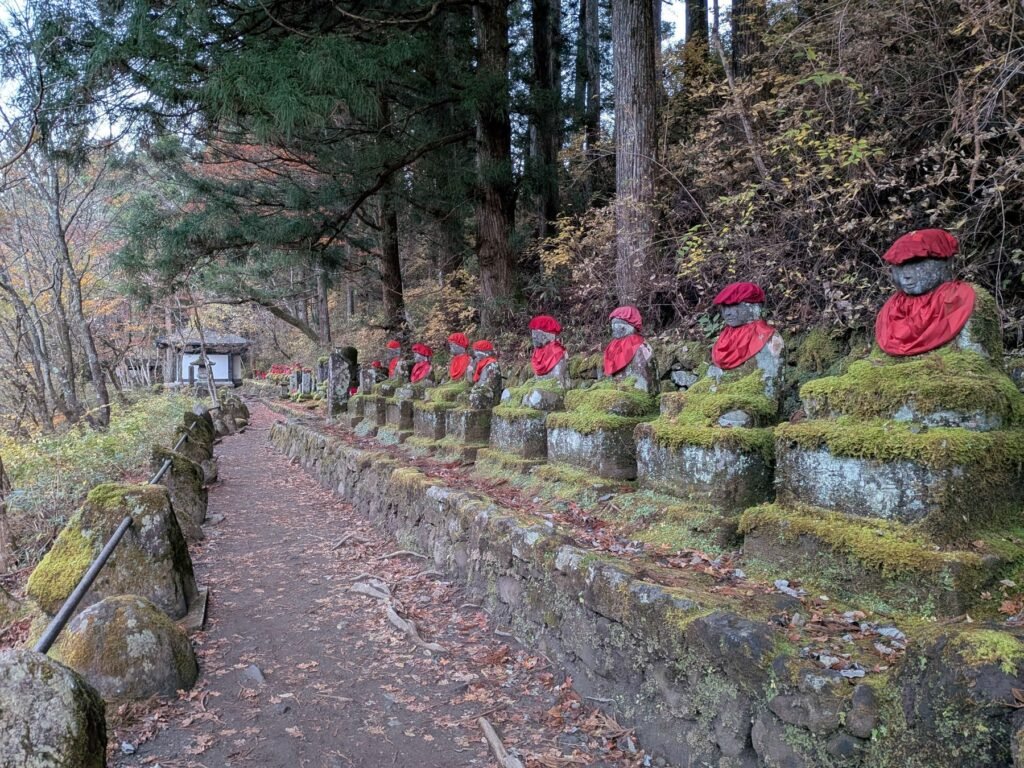 Rij jizo-beelden bij Kanmangafuchi in Nikko