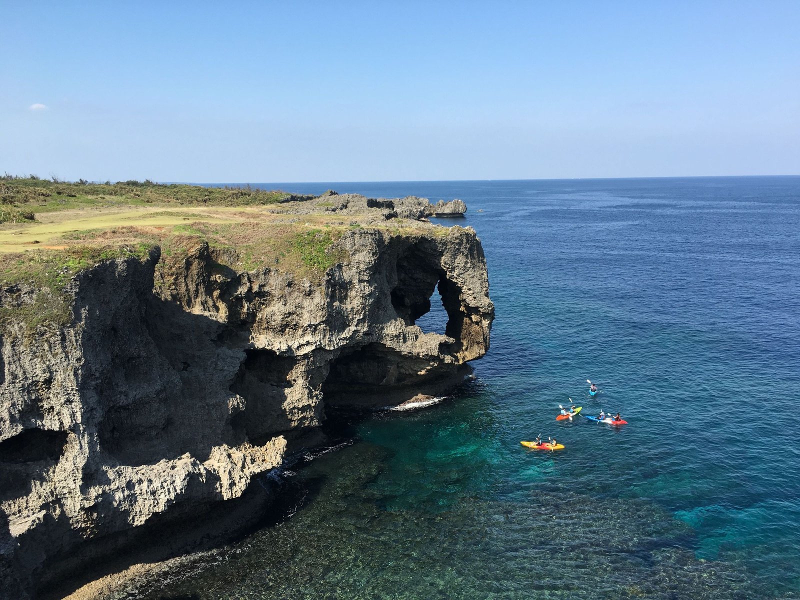 De kliffen van Kaap Manzamo in Okinawa