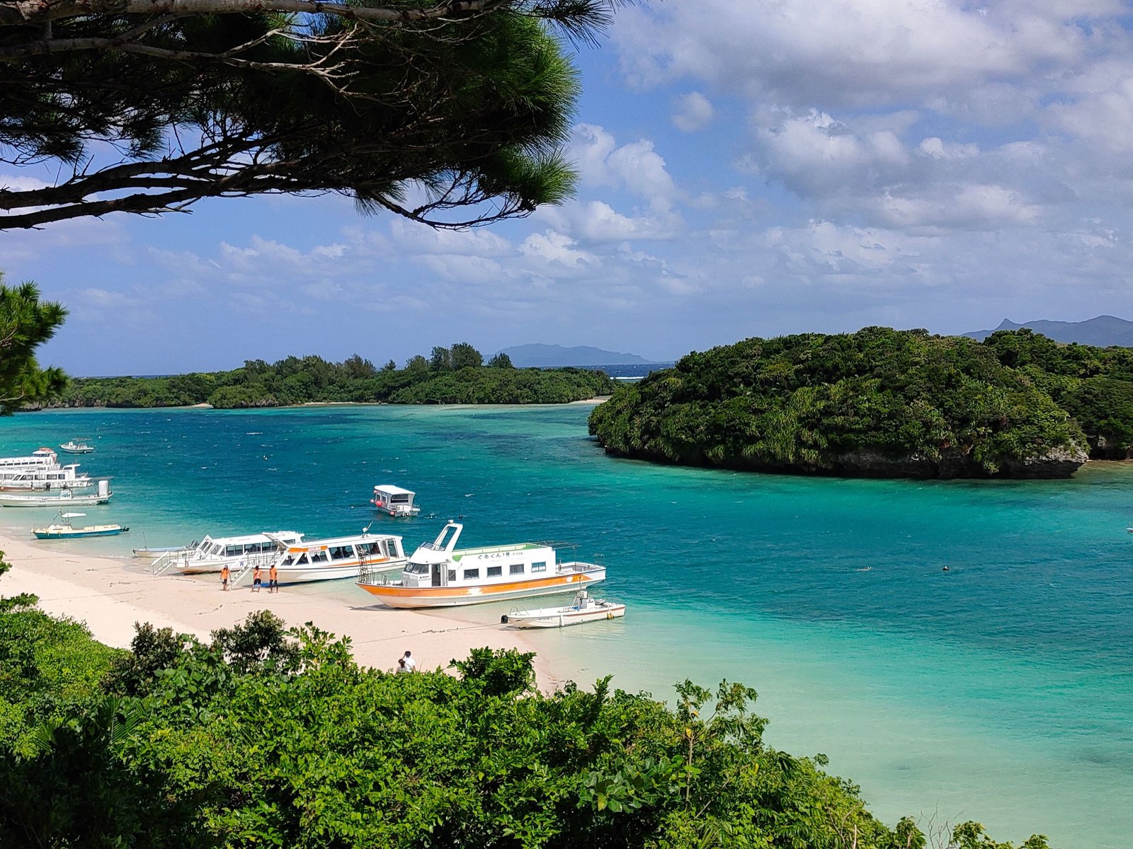 De Kabira-baai op Ishigaki in de prefectuur Okinawa