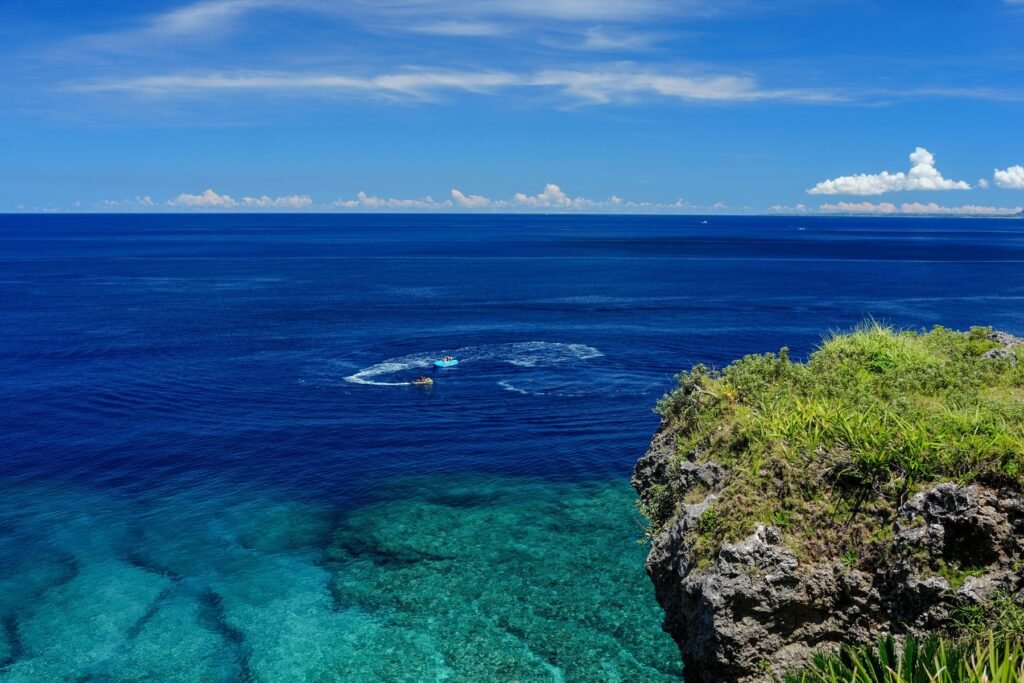 Blauwe zee onder een klif in Okinawa