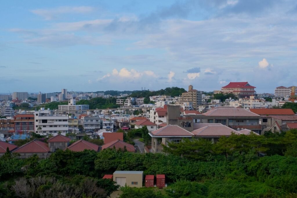 Uitzicht over een stad in Okinawa