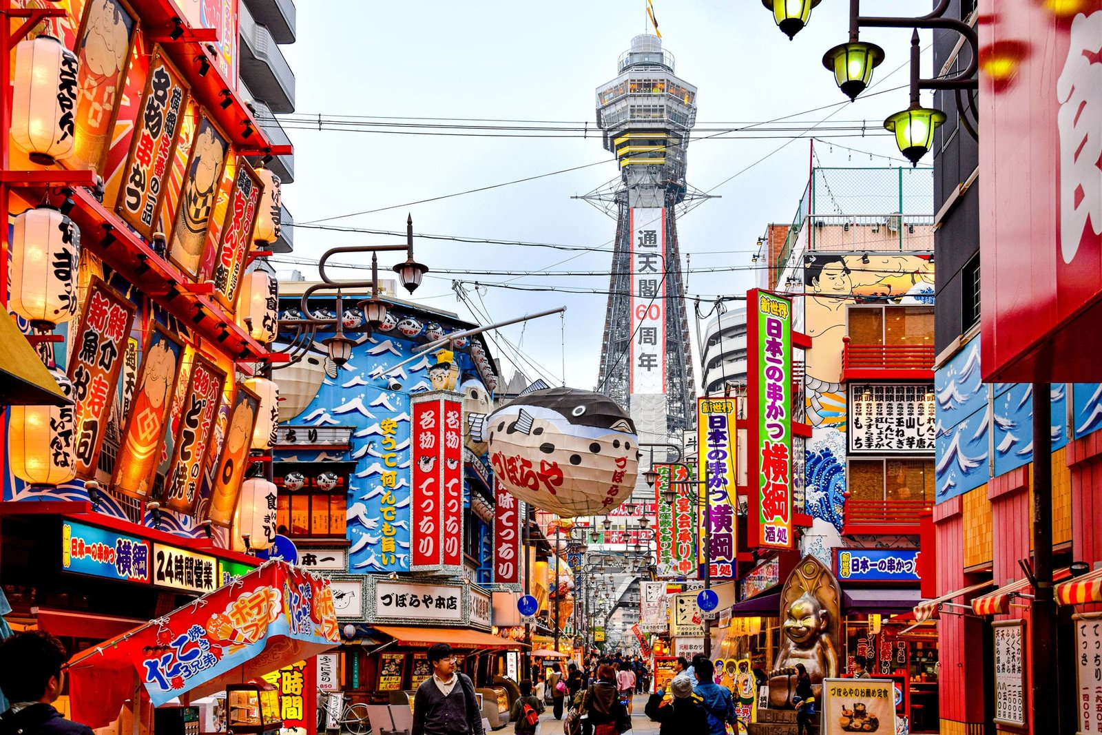 Kleurrijke reclameborden en de Tsutenkaku in Shinsekai
