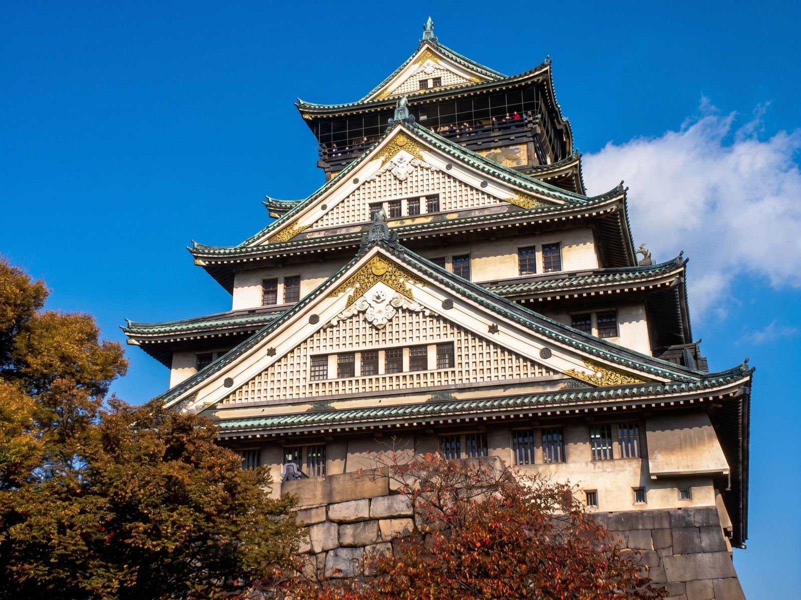 Het kasteel van Osaka onder een blauwe lucht