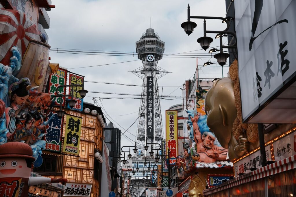 De Tsutenkaku-toren in de wijk Shinsekai