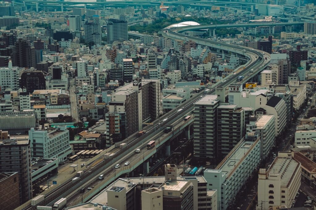 Snelwegen en wijken van Osaka van bovenaf