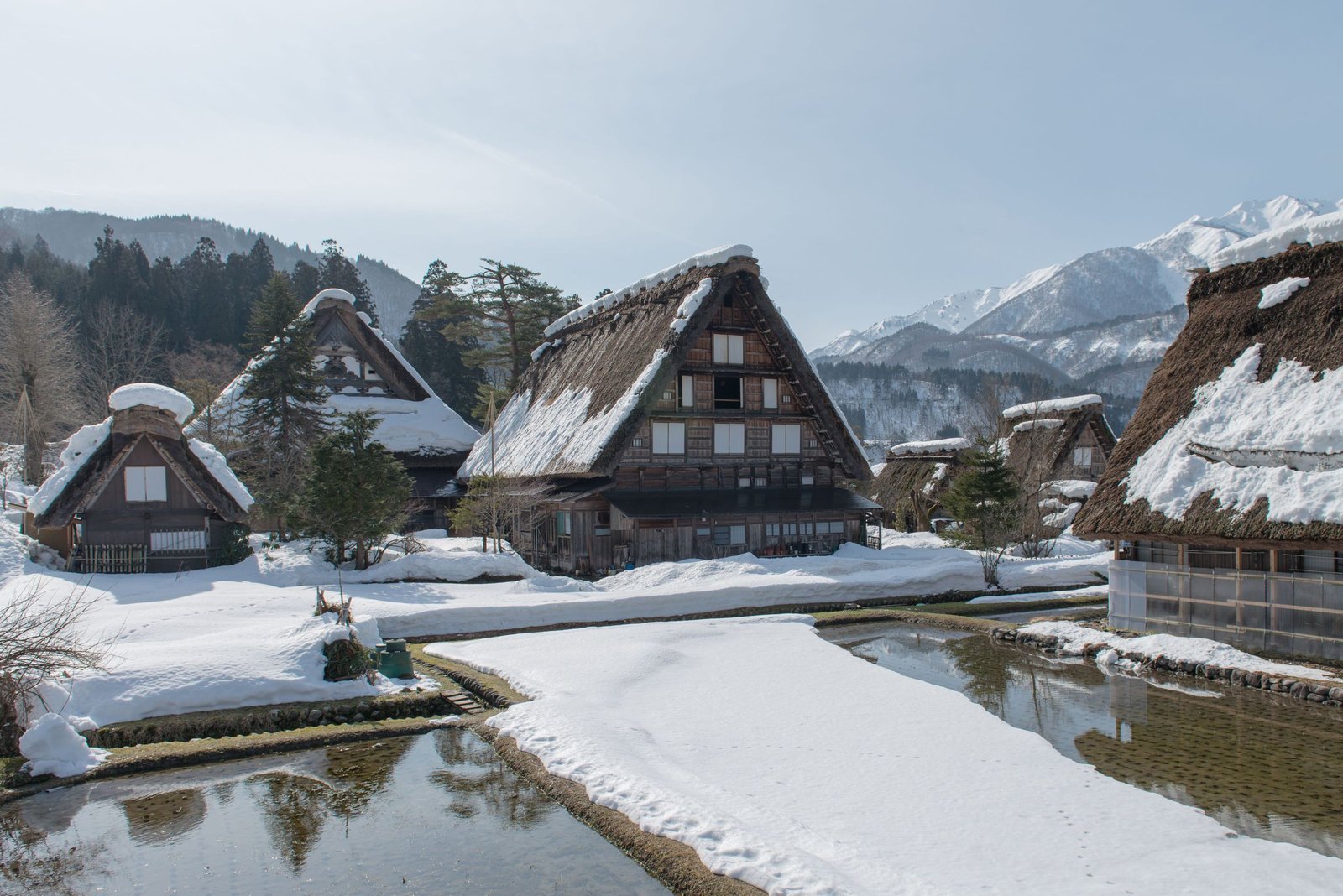 Gassho-huizen in de sneeuw in Shirakawa-go