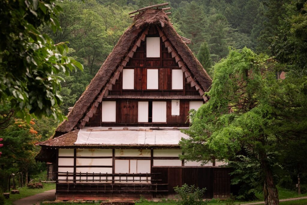 Gassho-zukuri-huis tussen de bomen