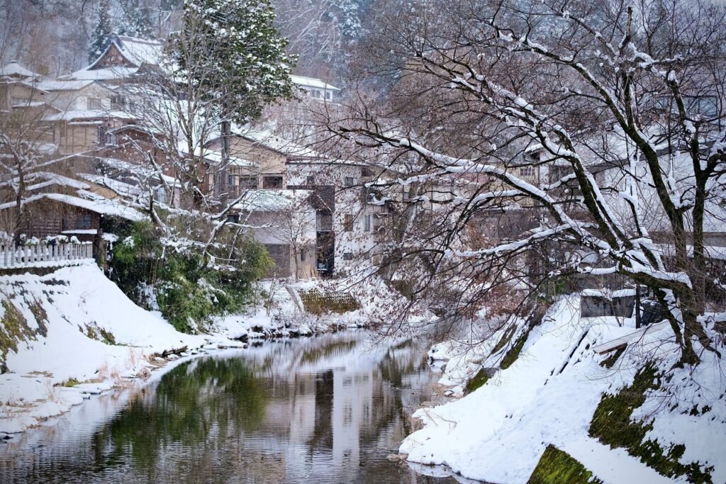 Besneeuwde rivieroever in de Hida-regio