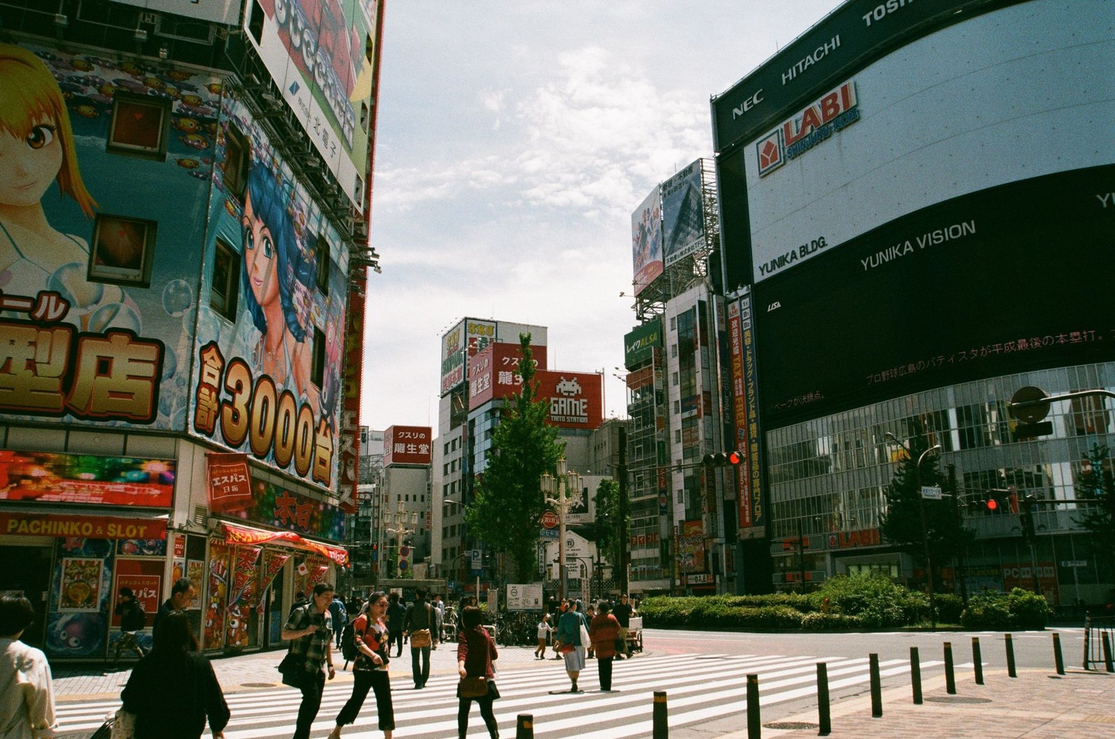 Drukke straat in Shinjuku, Tokio