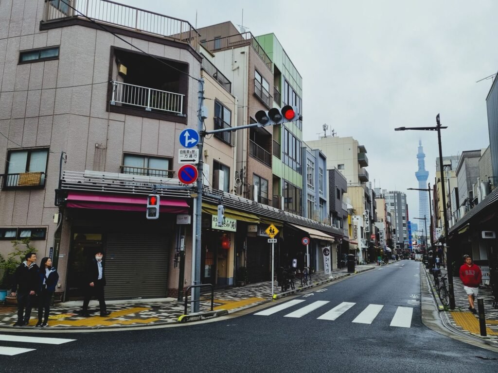 Straat in Tokio met de Skytree op de achtergrond