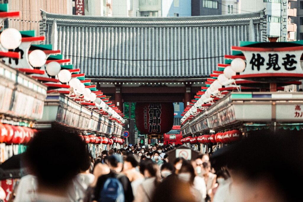 Drukte bij de Kaminarimon-poort van Senso-ji in Asakusa