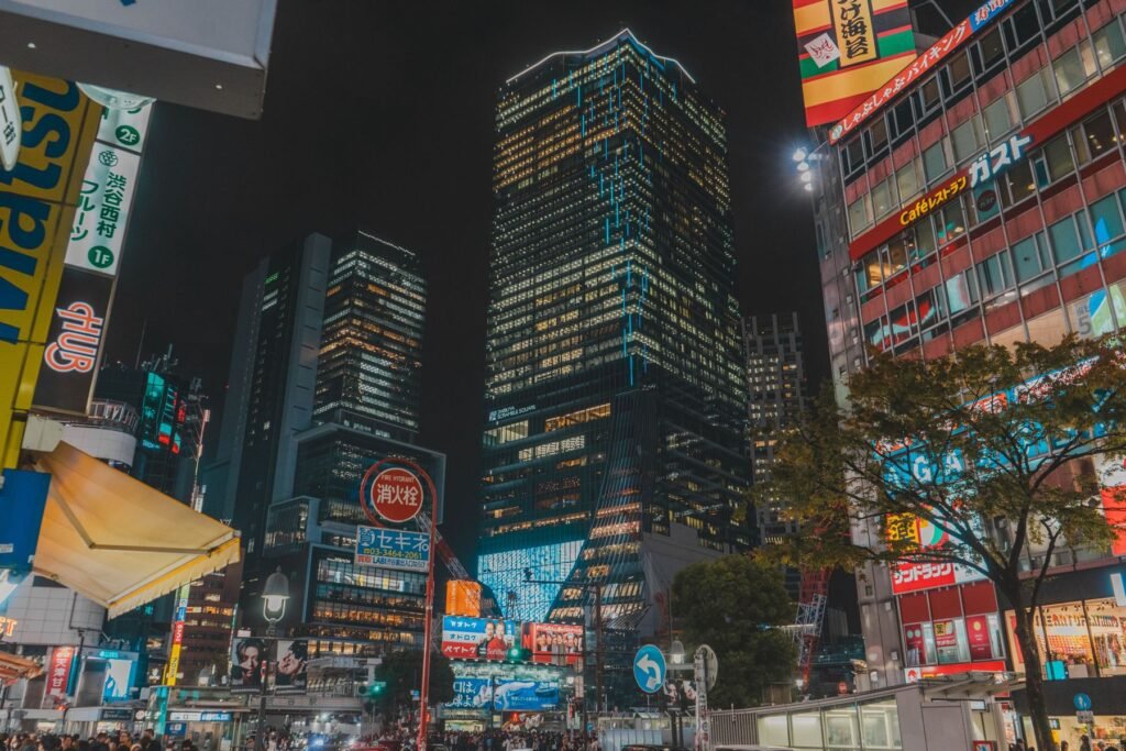 Verlichte wolkenkrabbers in Tokio bij nacht