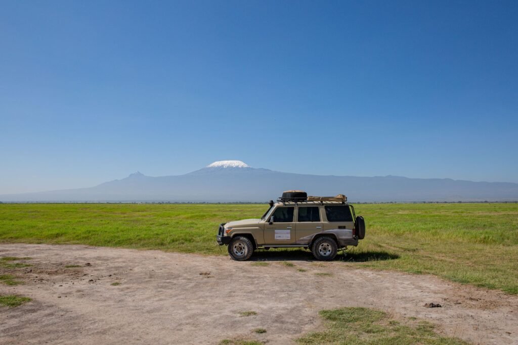 Safarijeep met de Kilimanjaro op de achtergrond