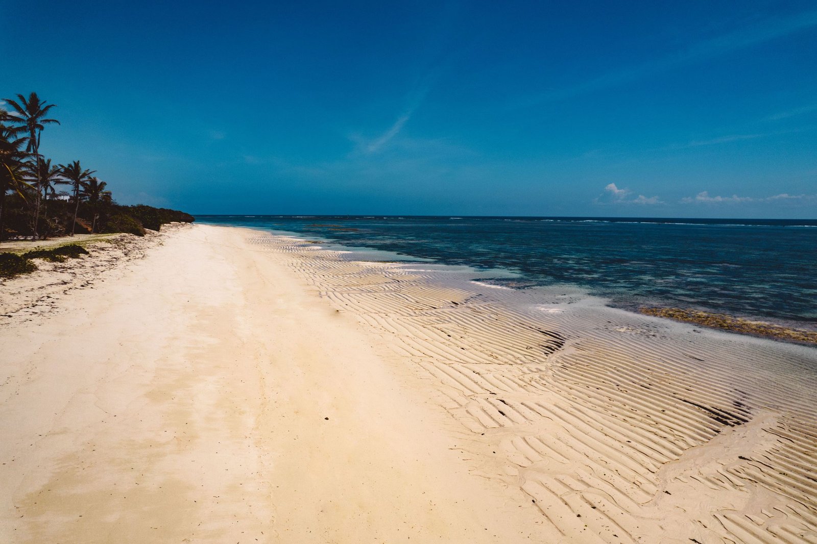 Wit strand aan de kust van Kenia