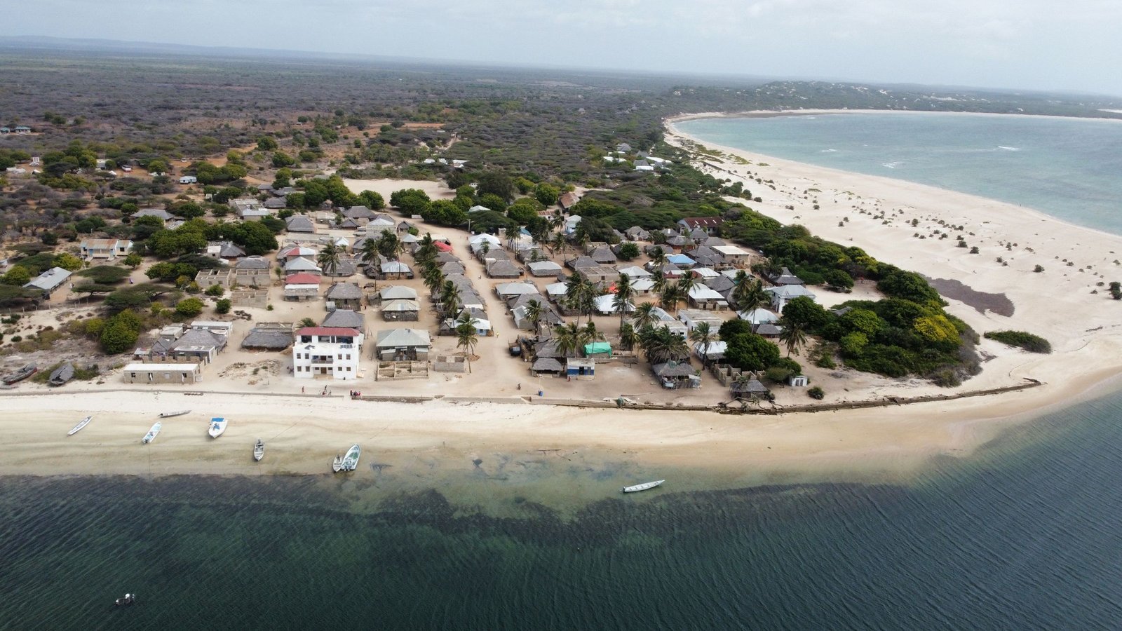 Kustdorp in Lamu County van bovenaf