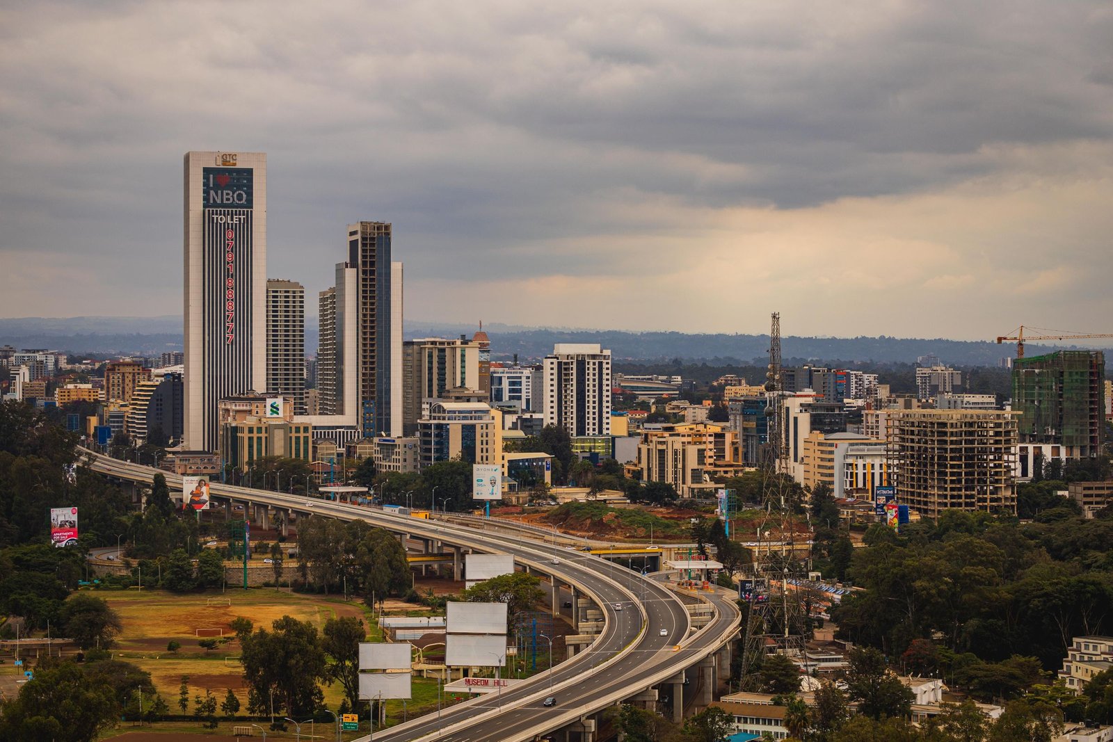 Skyline van Nairobi met een snelweg