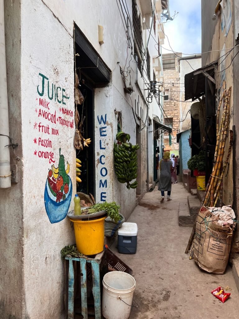 Smal straatje met een sapbar in Lamu