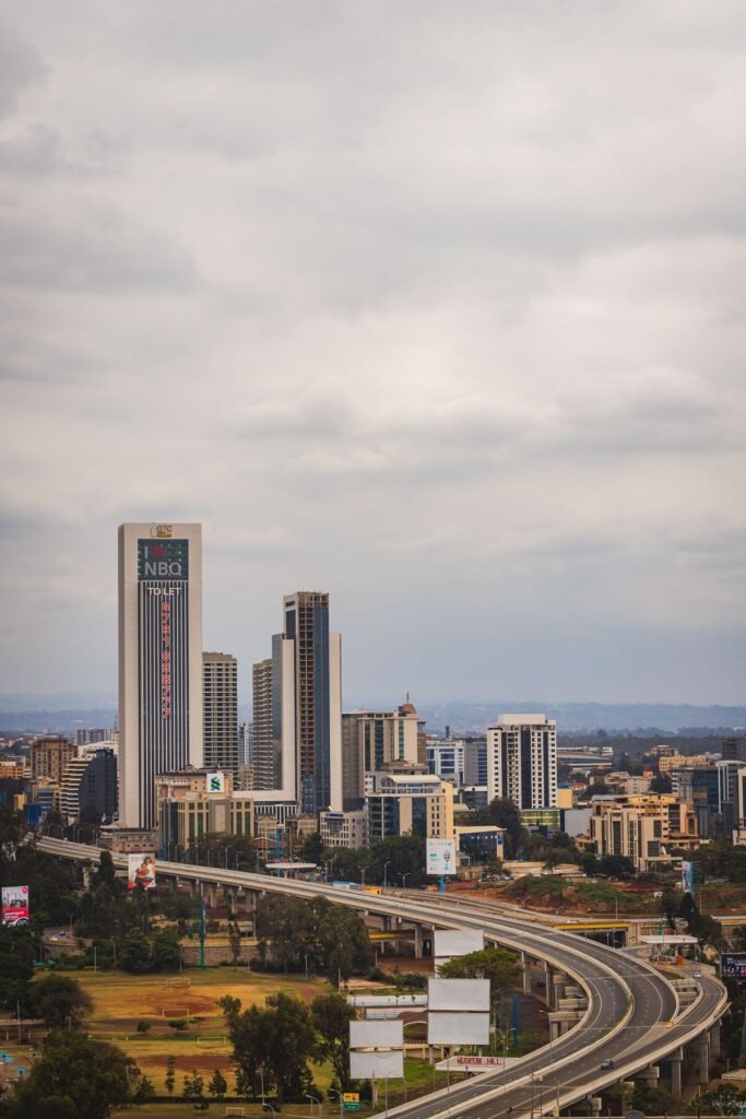 Snelweg en torens in Nairobi