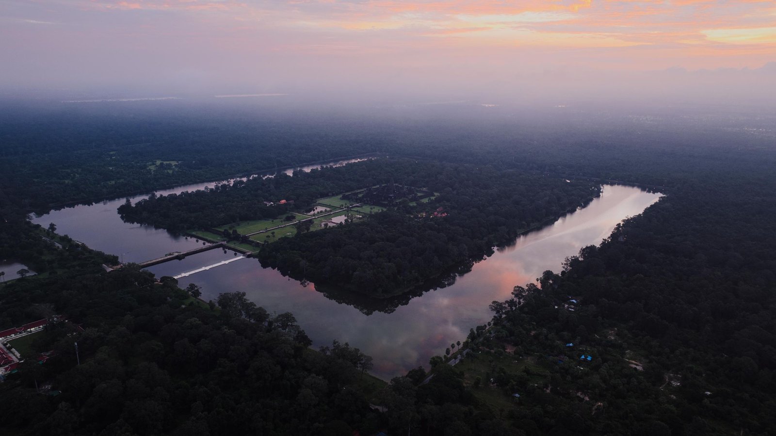 Angkor Wat tussen het bos van bovenaf
