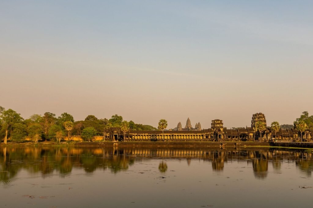 Angkor Wat bij zonsopkomst over het water