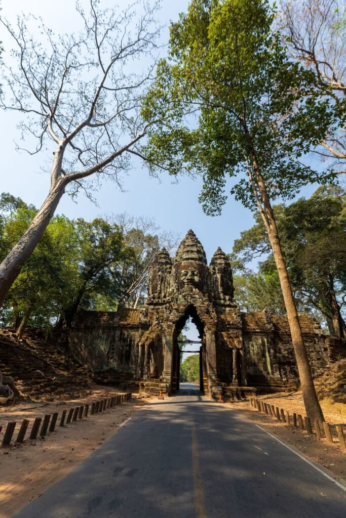 Stenen poort in het tempelpark van Angkor