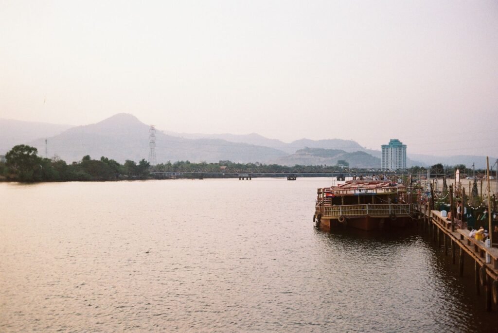 De rivier in Kampot bij schemering