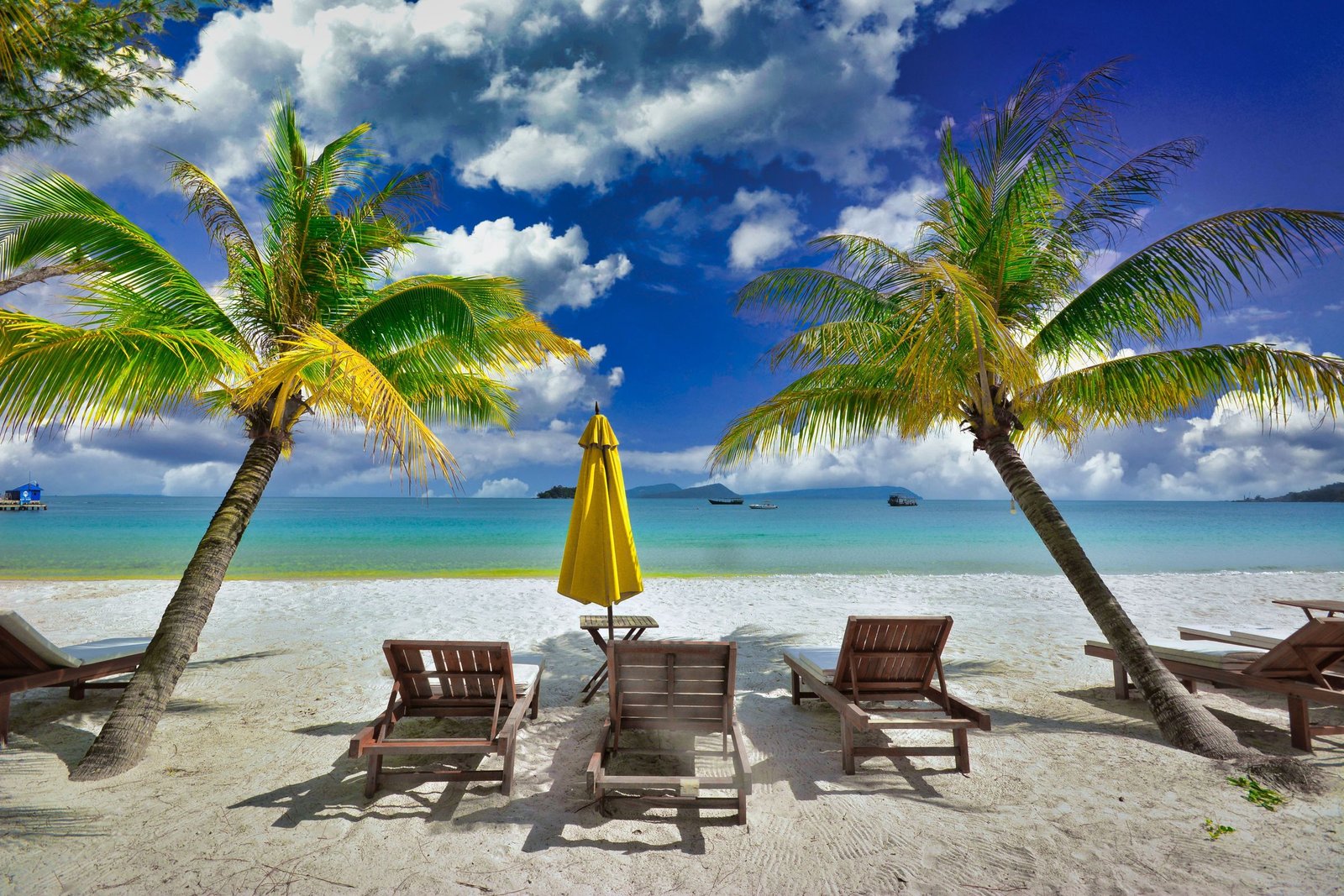 Strand met ligbedden op Koh Rong