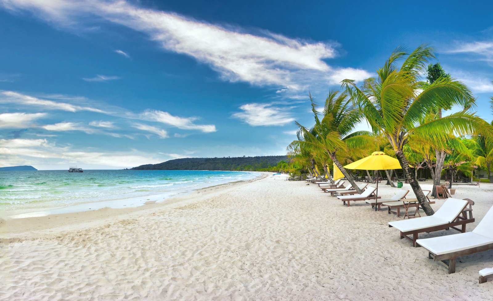 Strand met palmen op Koh Rong