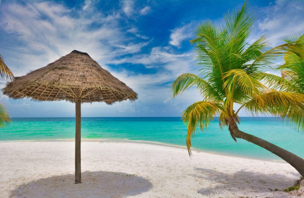 Strand met palmen en een parasol op Koh Rong