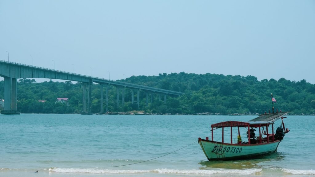 Boot en brug bij Sihanoukville