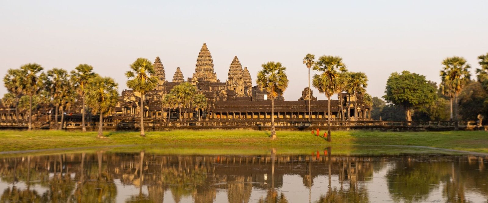 Angkor Wat weerspiegeld in de vijver