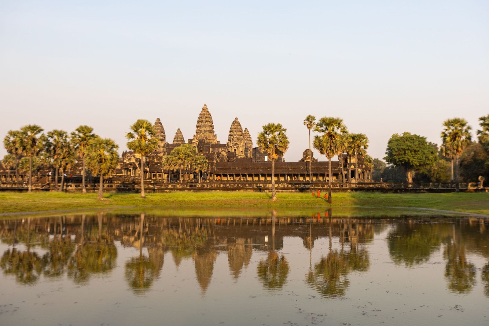 Angkor Wat weerspiegeld in de vijver